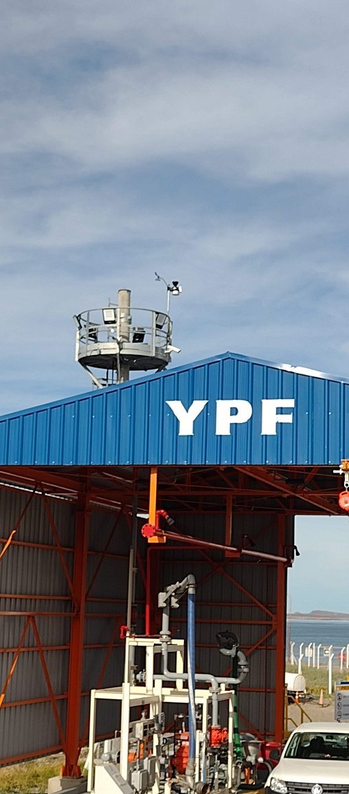 Estaci&oacute;n en instalaci&oacute;n de YPF