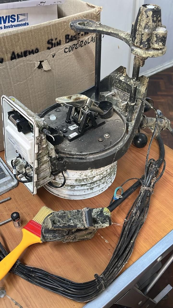 Conjunto de sensores ISS cubierto de tierra al llegar al taller de Mercobras