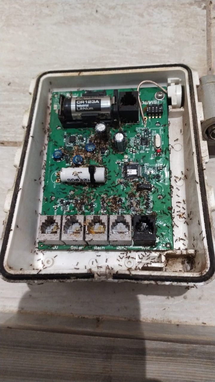 Placa electrónica de estación meteorológica con corrosión por humedad