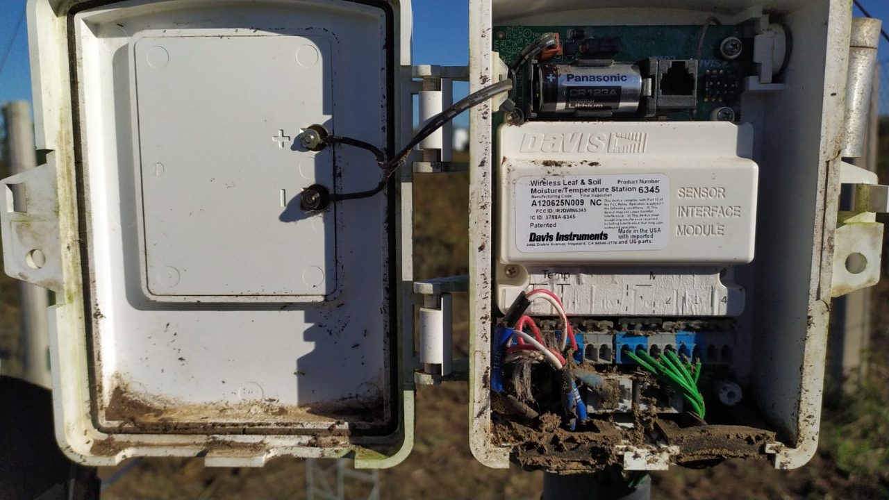Gabinete del receptor con corrosión en instalación de campo